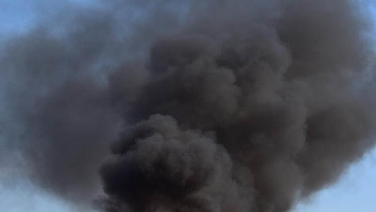 Die Rauchwolke eines Feuers in Coburg war weit zu sehen.