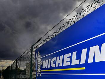 Dunkle Wolken über dem Auto-Standort Bamberg: Bei Michelin gehen 2021 die Lichter aus. Bosch und Brose bauen Jobs ab.  Foto: Ronald Rinklef