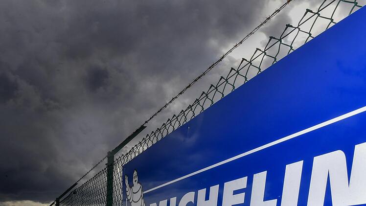 Dunkle Wolken über dem Auto-Standort Bamberg: Bei Michelin gehen 2021 die Lichter aus. Bosch und Brose bauen Jobs ab.  Foto: Ronald Rinklef
