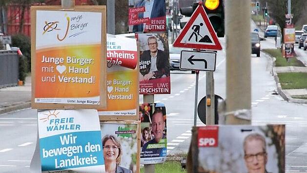 Jeder Lichtmast entlang der Adenauer-Alle und der Theodor-Heuss-Alle ist voller Wahlwerbung.