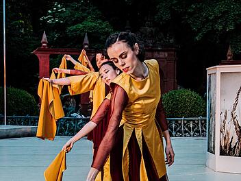 "Die vier Jahreszeiten": Szene aus dem fünfteiligen Ballettabend des Landestheaters Coburg, der bei den Sommerfestspielen Premiere im Hofgarten feierte.Fotos: Sylvain Guillot
