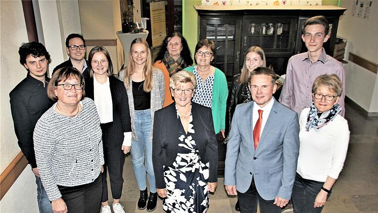 Sie freuten sich darüber, dass ihre Leistungen im gesellschaftlichen, beruflichen und sportlichen Bereich gewürdigt wurden. Die geehrten Stadtbürger mit Bürgermeister Frank Jakob und Altbürgermeisterin Gabi Weber.