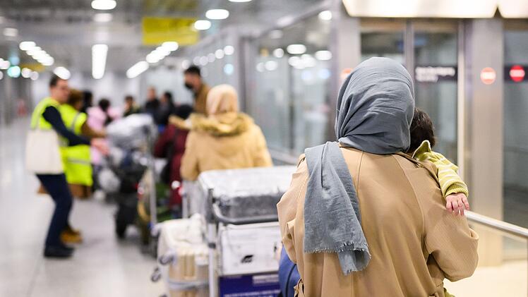 Charterflug bringt rund 140 Afghanen nach Berlin