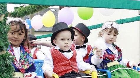 Die Buchbacher Kinder ließen sich chauffieren.