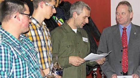 Vorsitzender Hans Limpert, Sportleiter Carsten Dünisch mit den beiden Clubmeistern Florian Just und Fabian Schneider (von rechts), Foto: RK