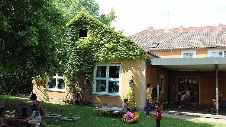Im Garten können sich die Buben und Mädchen richtig austoben. Foto: Katharina Müller-Sanke