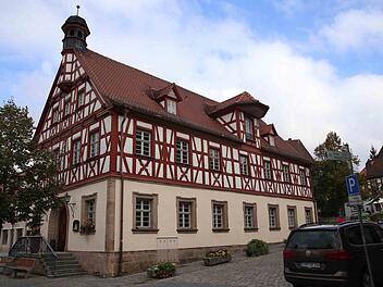 Dem Herzogenauracher Fachwerk und vor allem der Farbgebung galt das Augenmerk am Tag des Denkmals. Foto: Andreas Brandl