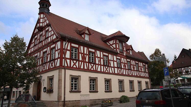 Dem Herzogenauracher Fachwerk und vor allem der Farbgebung galt das Augenmerk am Tag des Denkmals. Foto: Andreas Brandl