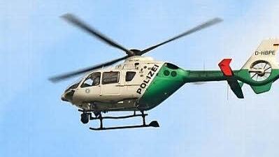 Über Pretzfeld setzte die Polizei in der großangelegten Personensuche am Sonntag auch diesen Hubschrauber ein.  Foto: Wilfried Roppelt