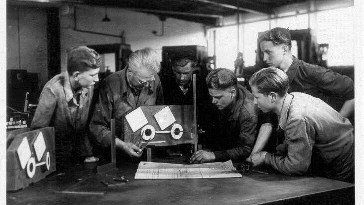Den Nachwuchs hat man schon immer selbst herangezogen, hier ein Foto aus der Lehrlingswerkstatt, entstanden in den 50er-Jahren. Foto: Maschinenfabrik Fischer