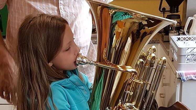 Da braucht es Kraft und Puste für so ein großes Instrument. Foto: Thomas Reuter
