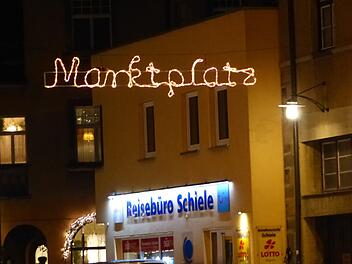 Die leuchtenden Hinweise auf die Straßenamen am Marktplatz wurden von Michael Csepai und jungen Kollegen aus der Werbegemeinschaft selber angebracht. Foto: Pauline Lindner