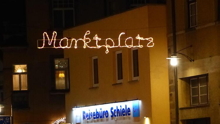 Die leuchtenden Hinweise auf die Straßenamen am Marktplatz wurden von Michael Csepai und jungen Kollegen aus der Werbegemeinschaft selber angebracht. Foto: Pauline Lindner
