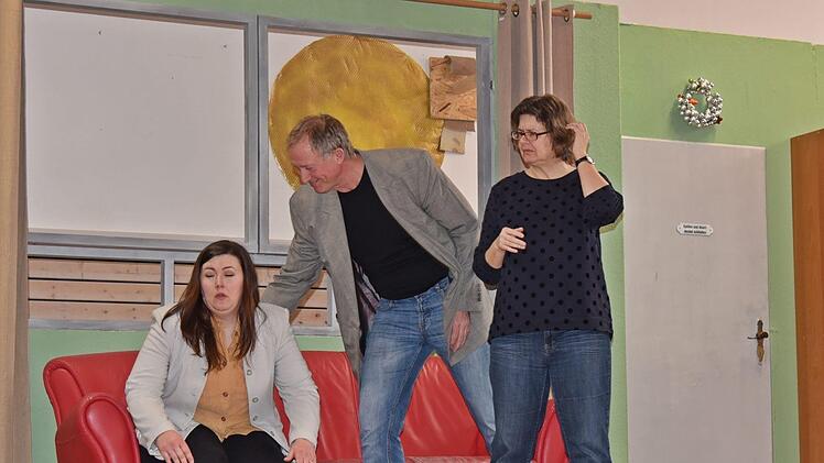 Die Proben laufen auf Hochtouren: Die Theaterbühne Ahorn präsentiert die Komödie "Und alles auf Krankenschein".                   Foto: Gabi Arnold
