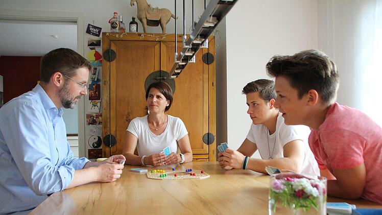 Der 17-jährige Pablo (zweiter von rechts) aus Mexiko hat sich gut bei Familie Kobiela in Weisendorf eingelebt. Mirko Kobiela (links), Sonja Kobiela und Sohn Finn (rechts) spielen oft gemeinsam mit dem Austauschschüler. Foto: Franziska Rieger
