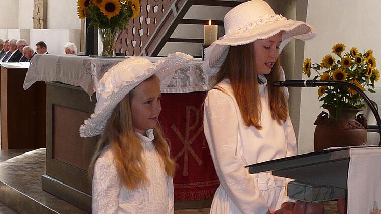 Die "kleinen Annas" beim Lesen der Apostelgeschichte Foto: Karin Günther