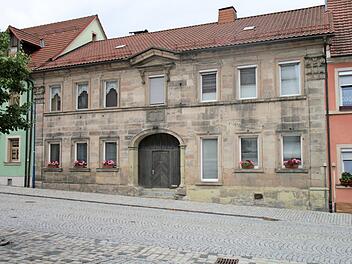 Dieser zweigeschossige Sandsteinbau wurde vor 180 Jahren nach einem Brand wieder errichtet. Wo jetzt ein korbbogiges Tor zu sehen ist, war früher die Hofeinfahrt. Das vor ein paar Jahren von der Marktgemeinde Marktschorgast gekaufte leerstehende Wohngebäude hat neue Besitzer gefunden.  Foto: Bruno Preißinger