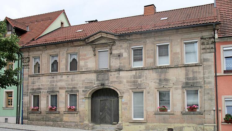 Dieser zweigeschossige Sandsteinbau wurde vor 180 Jahren nach einem Brand wieder errichtet. Wo jetzt ein korbbogiges Tor zu sehen ist, war früher die Hofeinfahrt. Das vor ein paar Jahren von der Marktgemeinde Marktschorgast gekaufte leerstehende Wohngebäude hat neue Besitzer gefunden.  Foto: Bruno Preißinger