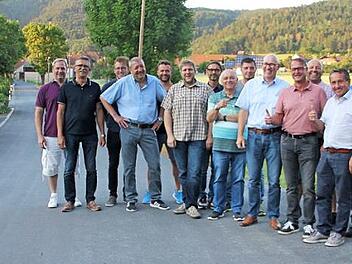 Bürgermeister Norbert Gräbner (2. von rechts) und seine Gemeinderäte freuen sich über die gelungene Sanierung der Gemeindeverbindungsstraße Seibelsdorf/Fischbach.  Foto: Veronika Schadeck