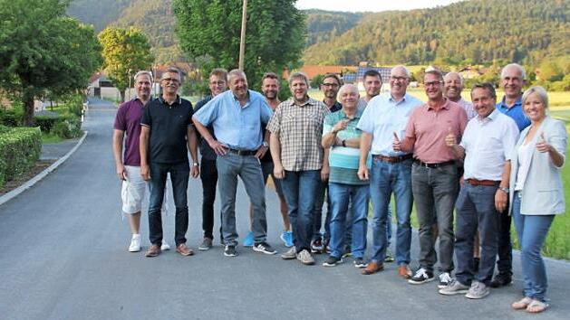 Bürgermeister Norbert Gräbner (2. von rechts) und seine Gemeinderäte freuen sich über die gelungene Sanierung der Gemeindeverbindungsstraße Seibelsdorf/Fischbach.  Foto: Veronika Schadeck