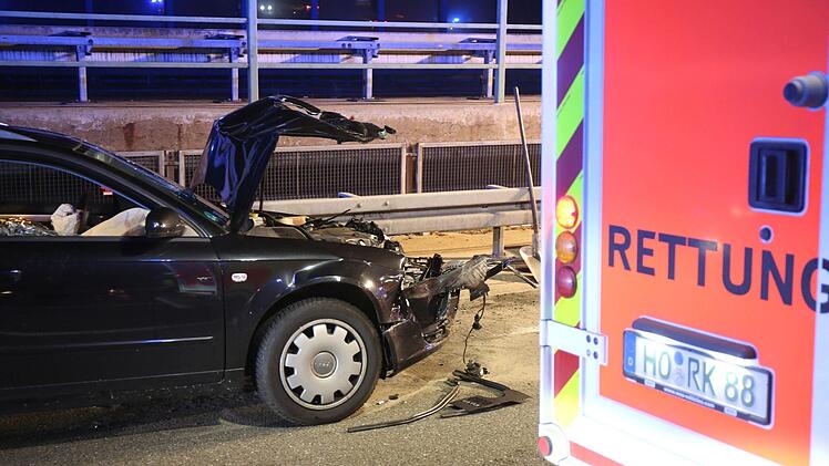 Bei einem Verkehrsunfall auf der A9 am Freitagabend (11.10.2019) wurden f&uuml;nf Menschen verletzt. Foto: News5/Fricke