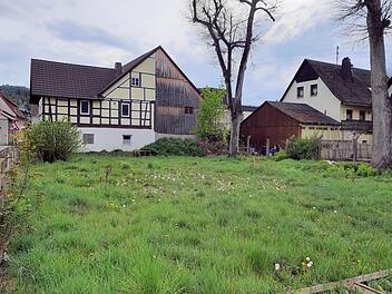 Der Postgarten mitten im Ortskern von Steinwiesen lag lange brach, doch nun wird hier eine Gartenanlage mit Pergola, Brunnen, Obstgarten und noch viel mehr entstehen. Fotos: Susanne Deuerling