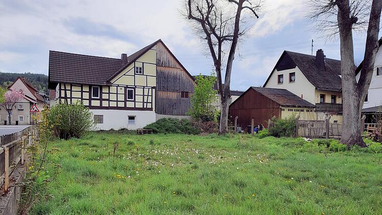 Der Postgarten mitten im Ortskern von Steinwiesen lag lange brach, doch nun wird hier eine Gartenanlage mit Pergola, Brunnen, Obstgarten und noch viel mehr entstehen. Fotos: Susanne Deuerling