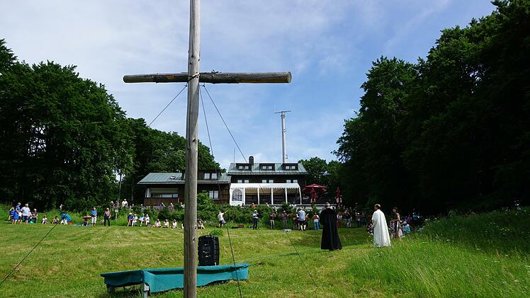 Herrliches Sommerwetter und ein Berggottesdienst mit Dekan Dr. Matthias  Büttner und Pastoralreferent Stephan Tengler. Foto: Marion Eckert