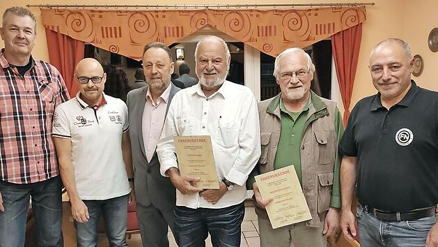 Ehrungen standen im Mittelpunkt der Jahreshauptversammlung des FC Neuenmarkt; im Bild (von links) der scheidende Zweite Vorsitzende Marc Paul, sein Nachfolger Alexander Hollweg, Dritter Bürgermeister Alfred Faßold, Peter Erber, Wilfried Kintzel und Vorsitzender Dieter Mühlbauer