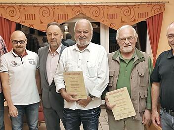 Ehrungen standen im Mittelpunkt der Jahreshauptversammlung des FC Neuenmarkt; im Bild (von links) der scheidende Zweite Vorsitzende Marc Paul, sein Nachfolger Alexander Hollweg, Dritter Bürgermeister Alfred Faßold, Peter Erber, Wilfried Kintzel und Vorsitzender Dieter Mühlbauer