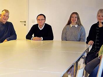 (Von links) Florian Neblich (erster Vorsitzender der Bläserjugend), Klaus Siegelin (zweiter Vorsitzender von „Windpark Rainberg“), Wolfgang Riedel (Dirigent), Luisa Siegelin (Musikerin), Lisa Gratzke (erste Vorsitzende des Fördervereins), Irene Wa...