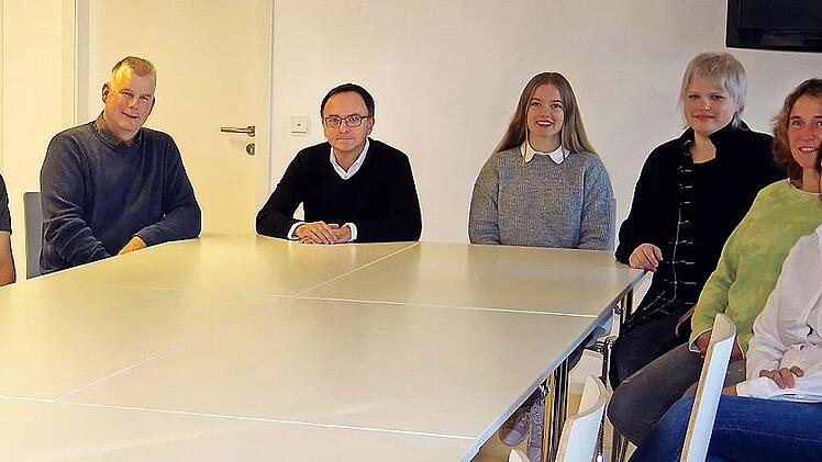 (Von links) Florian Neblich (erster Vorsitzender der Bläserjugend), Klaus Siegelin (zweiter Vorsitzender von „Windpark Rainberg“), Wolfgang Riedel (Dirigent), Luisa Siegelin (Musikerin), Lisa Gratzke (erste Vorsitzende des Fördervereins), Irene Wa...