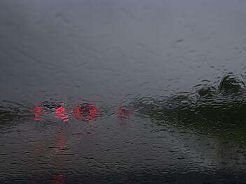 A73 im Kreis Bamberg: Kleintransporter rast bei Starkregen über Autobahn - und baut Unfall A73 im Kreis Bamberg: Kleintransporter rast bei Starkregen über Autobahn - und baut Unfall