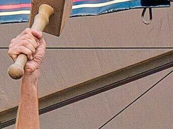 Beim Bieranstich ist B&uuml;rgermeister Andreas H&uuml;gerich gefragt.FT-Archiv