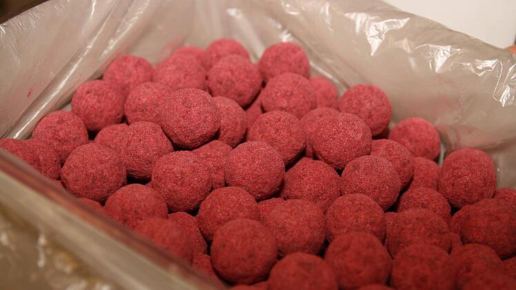 Alles Natur: Die Trüffel werden mit Fruchtpulver überzogen.