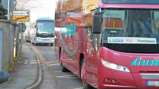 Die Schulbusse rollen an. Foto: Matthias Erlwein