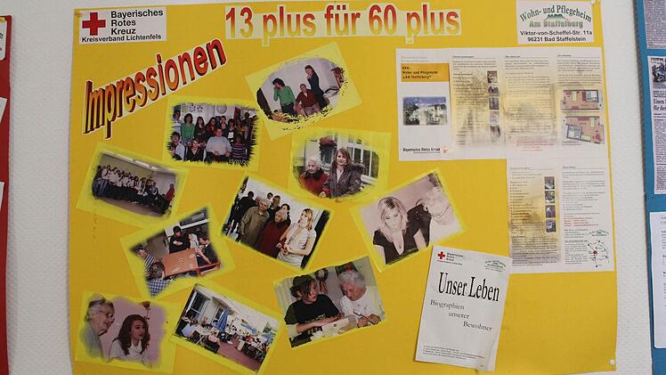 Im BRK-Wohn- und Pflegeheim "Am Staffelberg" hängen Plakate von den vergangenen Aktionen des Projektes "13plus für 60plus". Foto: Thomas Heuchling