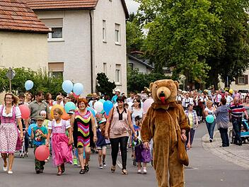 Auch bei der 17. Auflage der Bärentage führten Stettfelds Wappentier, der Bär (Holger Zehner), und die Kindergartenkinder den Festzug vom See zum Festplatz an. Fotos: Christian Ziegler