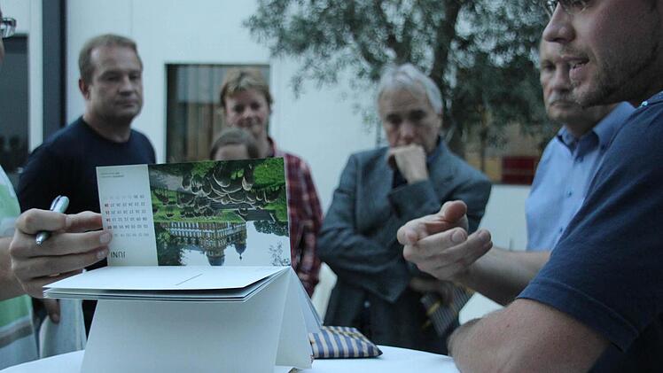 Alle Motive lassen sich auch als Postkarte abtrennen und versenden. Foto: Lena Alt
