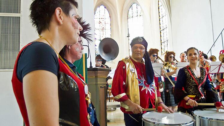 Die Quastenflosser wurden bei ihrem Auftritt in der Coburger Heilig-Kreuz-Kirche begeistert gefeiert.  Foto: Jochen Berger