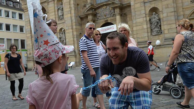 Ihren Papa Markus in ein Tier verzaubert hat die kleine Pia aus Herzogenaurach. Foto: Ronald RinkelfIhren Papa Markus in ein Tier verzaubert hat die kleine Pia aus Herzogenaurach. Foto: Ronald Rinkelf