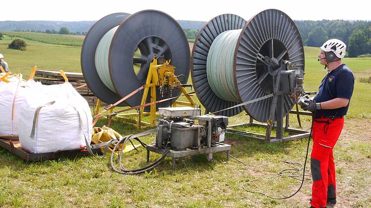 Marcus Merz stand immer im Kontakt mit dem zweiköpfigen Hubschrauberteam, während das Seil in affenartiger Geschwindigkeit von den großen Trommeln gezogen wurde.