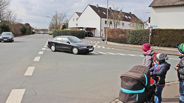 An dieser Einmündung der Albrecht-Dürer-Straße in den Kieferndorfer Weg werden die Sperrflächen von fast jedem Autofahrer ignoriert. Jetzt wird über einen kleinen Kreisverkehr diskutiert. Foto: Andreas Dorsch