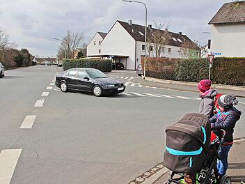 An dieser Einmündung der Albrecht-Dürer-Straße in den Kieferndorfer Weg werden die Sperrflächen von fast jedem Autofahrer ignoriert. Jetzt wird über einen kleinen Kreisverkehr diskutiert. Foto: Andreas Dorsch