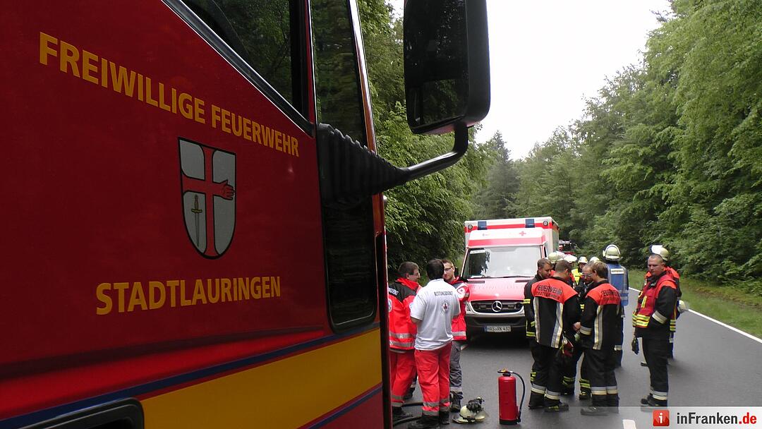 Schrecklicher Unfall erst in den Morgenstunden entdeckt - Fahrer verstirbt in seinem Auto