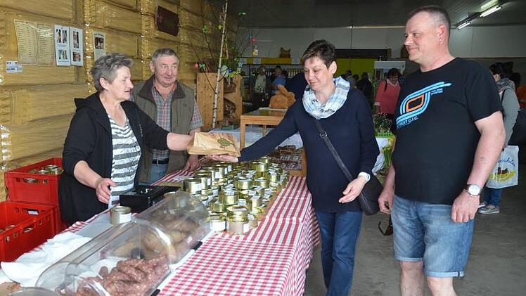 Brot- und andere Backwaren wie auch frische Krapfen waren gefragte Lebensmittel, wie auch am Nachbarstand der gute Schinken und die Bauernwurst.  Foto: K.- H. Hofmann