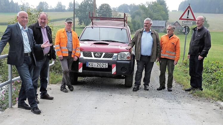 Mit einer intelligenten Lösung wurde das Brückenbauwerk über die Koser verbreitert. Im Bild (von links) die Bürgermeister Hermann Anselstetter und Alfred Kolenda, Karl Moritz, Karl Heinz Opel, Helmut Goller und Norbert Specht von der Gemeindeverwaltung Wirsberg Foto: Werner Reißaus