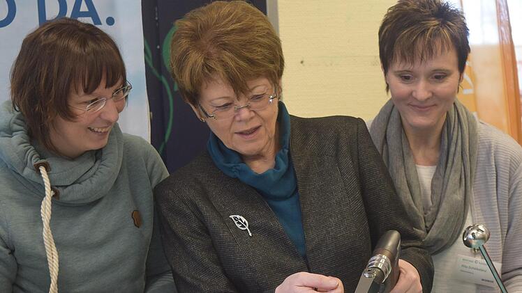 Neustadts Zweite Bürgermeisterin Elke Protzmann (CSU) lässt sich am Stand des Regiomed-Klinikums Neustadt die Funktionsweise von medizinischen Geräten erklären. Foto: Daniela Pondelicek