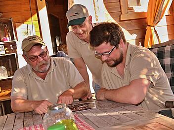Sie schwelgen in Erinnerungen an ihren Besuch in Namibia (von links): Thomas Heim, Markus und Tobias Lang.Helmut Will