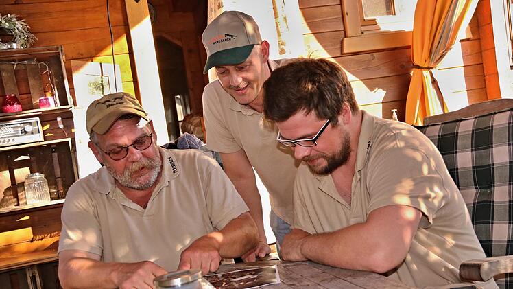 Sie schwelgen in Erinnerungen an ihren Besuch in Namibia (von links): Thomas Heim, Markus und Tobias Lang.Helmut Will